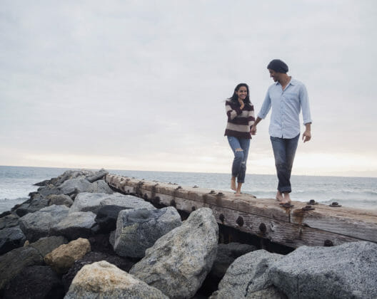 Couple marchant sur un enrochement