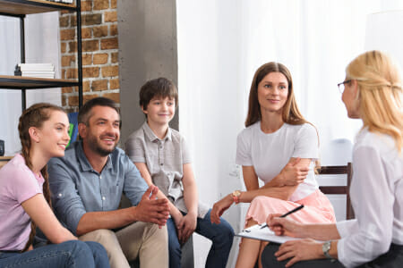 psychothérapeute avec une famille image claire